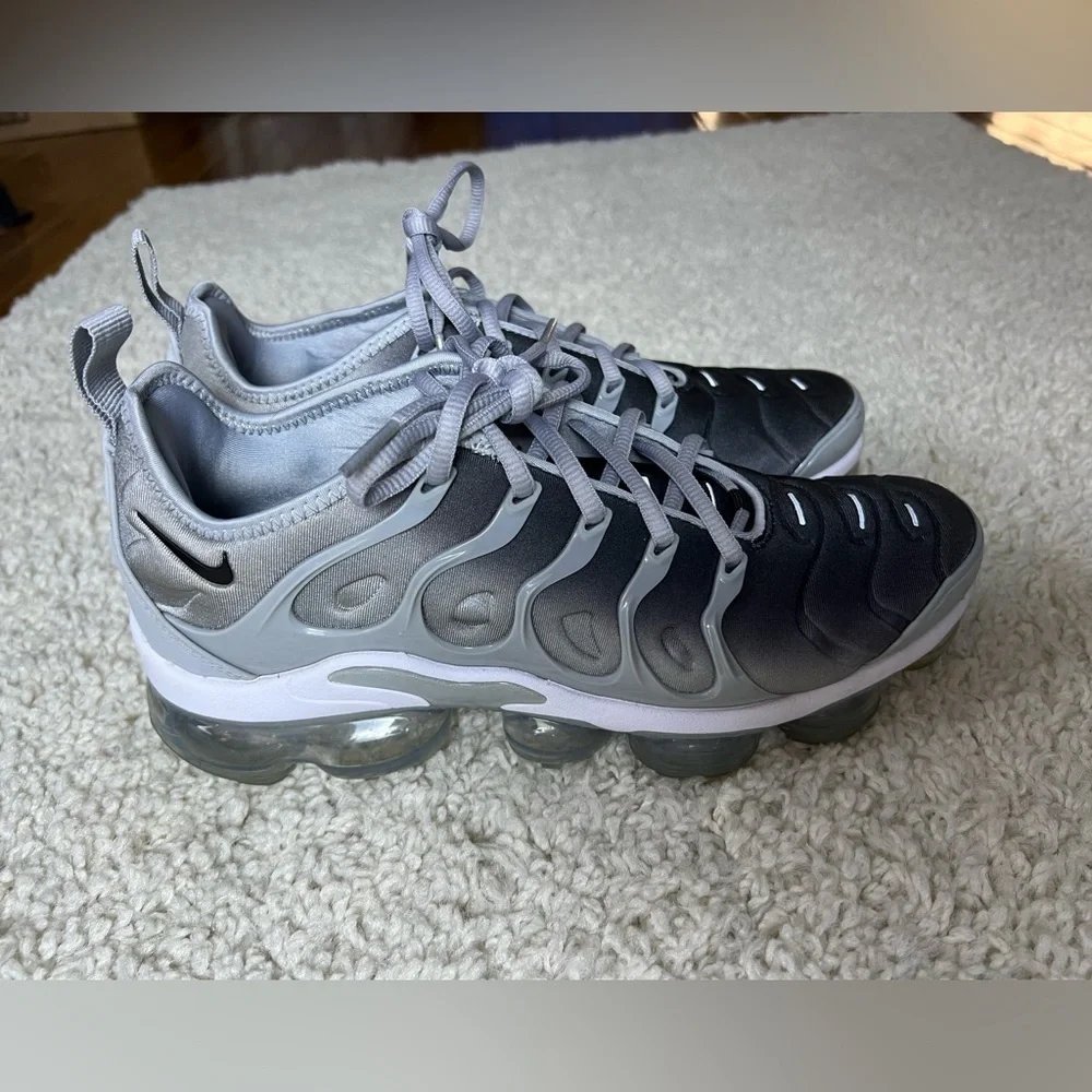 Men’s 7.5/ Women’s 9.5 Nike Air VaporMax Plus Sneakers - Picture 1 of 7